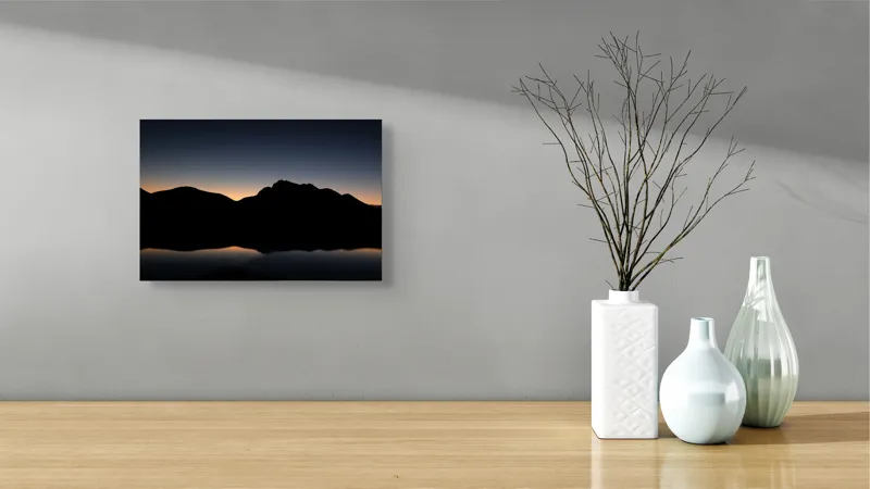 Tablou Canvas, "Reflexia unui răsărit liniștit", Munți, Siluetă, Apus, Reflecție, Culoare, Calm, Natură, 39 x 26 cm – poza 8