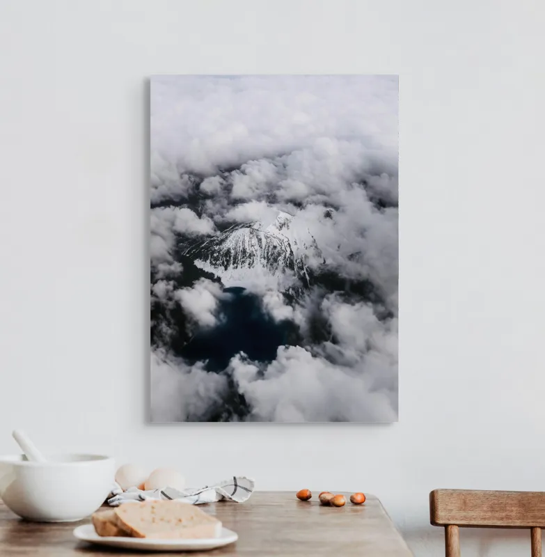 Tablou Canvas, "Munte ascuns printre nori albi", Norii, Zăpadă, Munți, Mister, Frig, Înalt, Viziune, Natură, Serenity, Contrast, 50 x 70 cm – poza 3