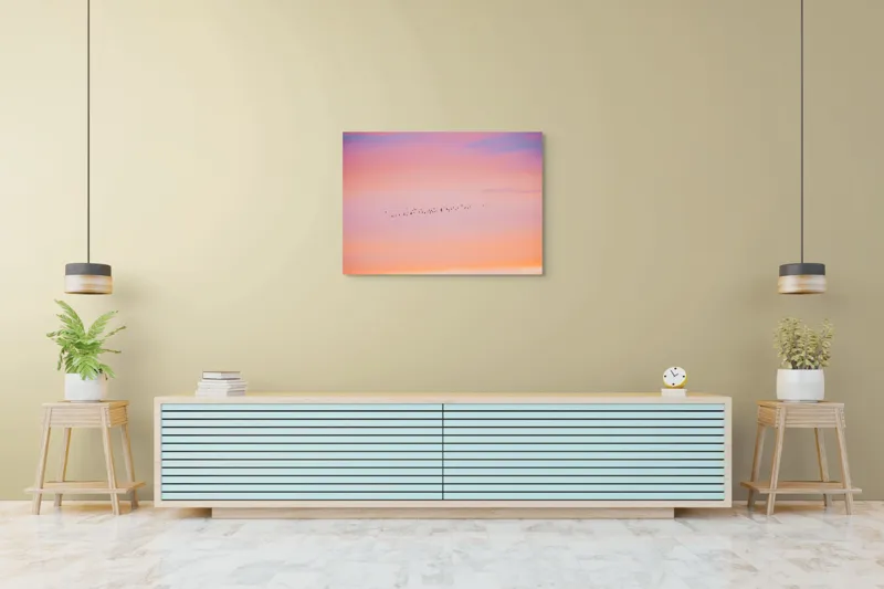 Tablou Canvas, "Zborul păsărilor în amurg pastelat", Apus, Păsări, Cer, Roz, Portocaliu, Nor, Pastel, Linie., 100 x 70 cm – poza 4