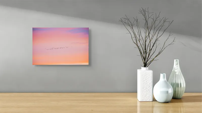 Tablou Canvas, "Zborul păsărilor în amurg pastelat", Apus, Păsări, Cer, Roz, Portocaliu, Nor, Pastel, Linie., 39 x 26 cm – poza 8