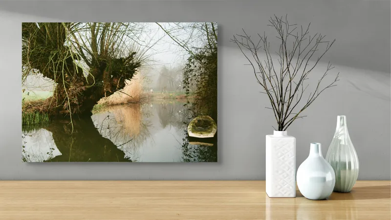 Tablou Canvas, "Apele liniștite ale dimineții de toamnă", Arbore, Reflectare, Barcă, Apă, Ceață, Natură, Râu, Vegetație, Liniște, Peisaj., 70 x 50 cm – poza 3