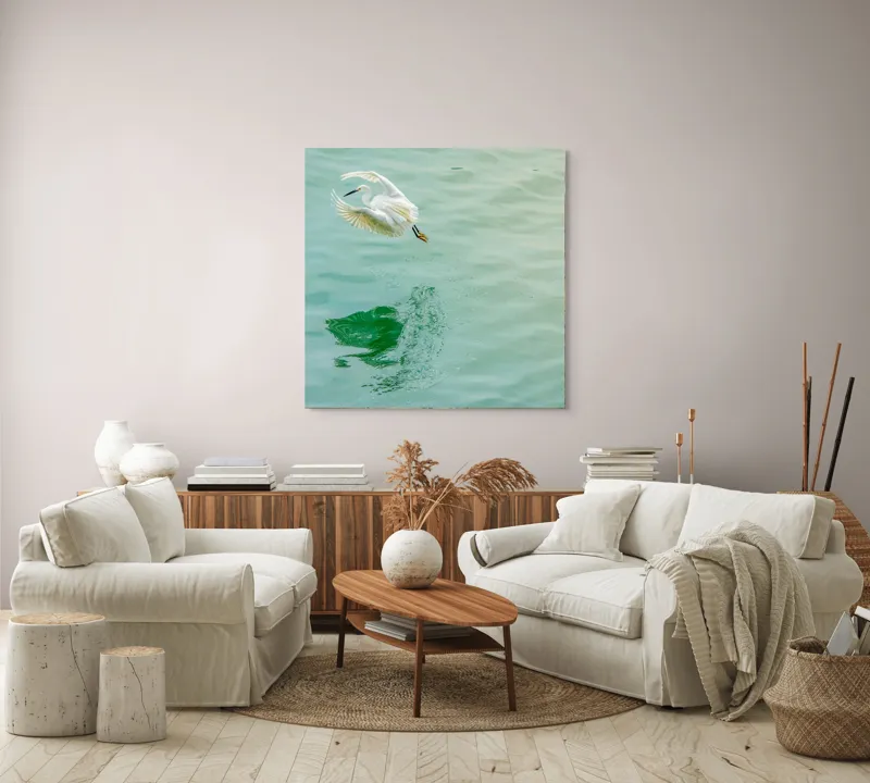 Tablou Canvas, "Zborul grațios al egretei albe", Pasăre, Lumină, Reflecție, Aripi, Apă, Zbor, Serenitate, Natură, 100 x 100 cm – poza 3
