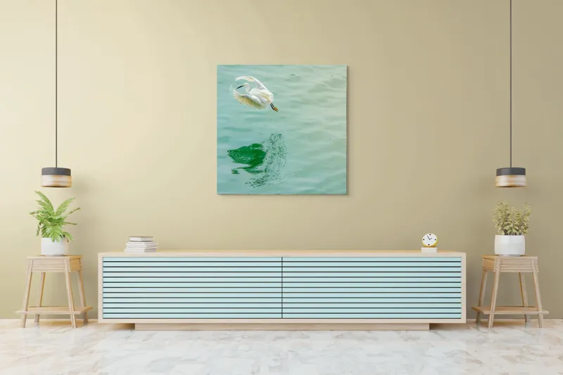 Tablou Canvas, "Zborul grațios al egretei albe", Pasăre, Lumină, Reflecție, Aripi, Apă, Zbor, Serenitate, Natură, 100 x 100 cm – poza 5