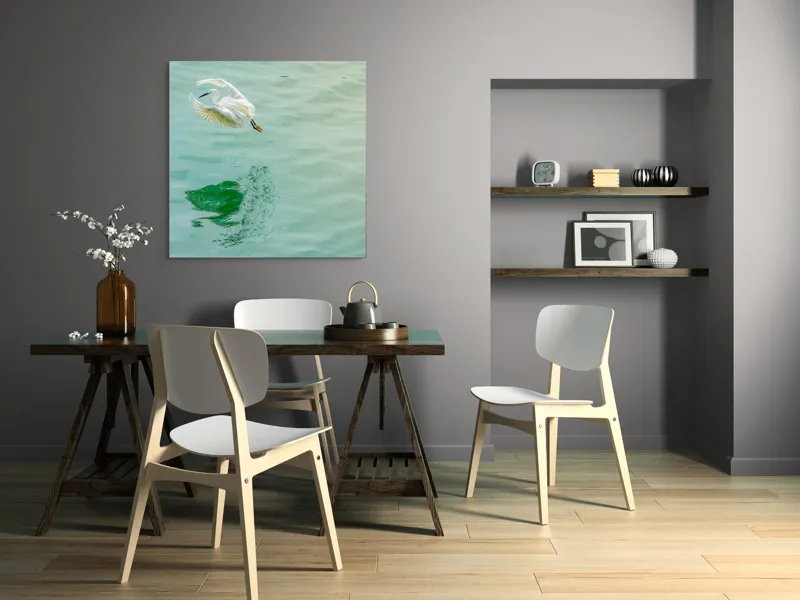 Tablou Canvas, "Zborul grațios al egretei albe", Pasăre, Lumină, Reflecție, Aripi, Apă, Zbor, Serenitate, Natură, 100 x 100 cm – poza 6