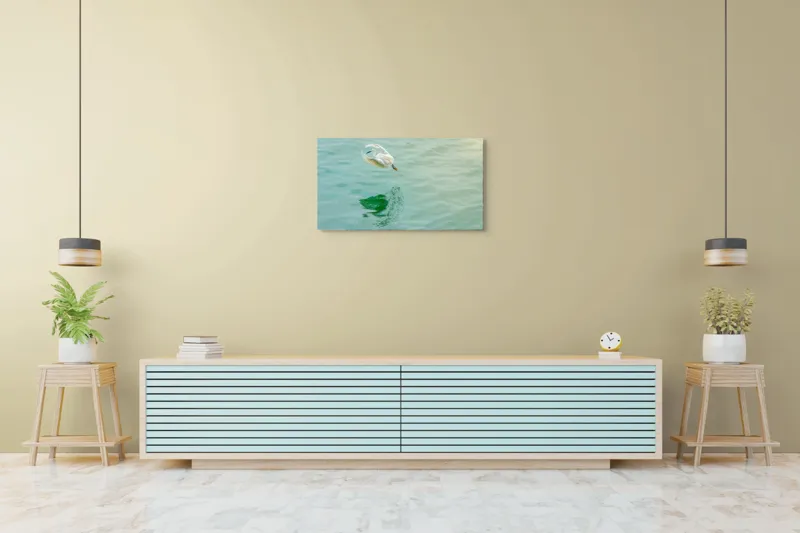 Tablou Canvas, "Zborul grațios al egretei albe", Pasăre, Lumină, Reflecție, Aripi, Apă, Zbor, Serenitate, Natură, 90 x 50 cm – poza 5