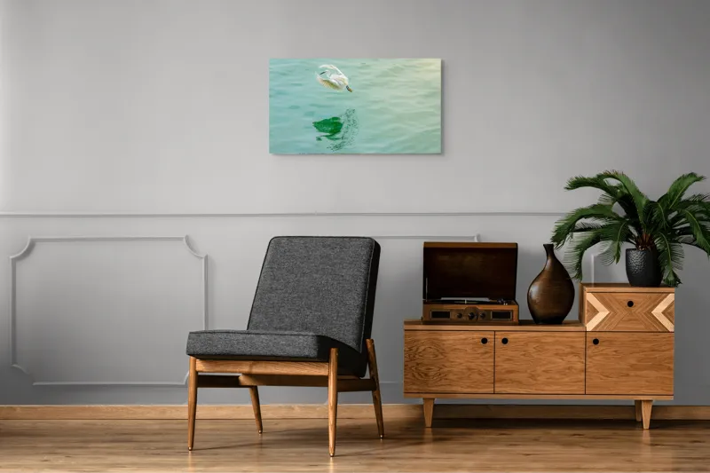 Tablou Canvas, "Zborul grațios al egretei albe", Pasăre, Lumină, Reflecție, Aripi, Apă, Zbor, Serenitate, Natură, 90 x 50 cm – poza 6
