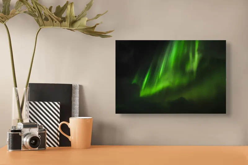 Tablou Canvas, "Lumini verzi în noaptea polară", Lumină, Verde, Cer, Noapte, Mister, Natură, Dans, Frumusețe, Ceresc, Vise, 39 x 26 cm – poza 3