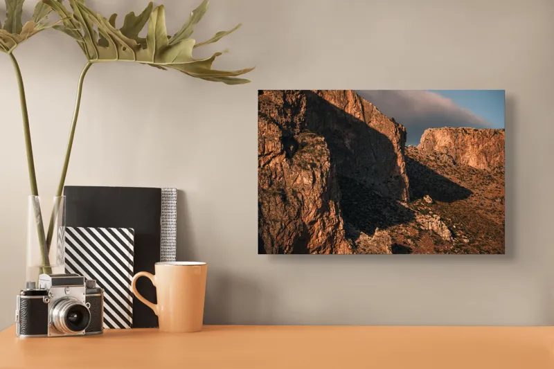 Tablou Canvas, "Piatra roșie sub lumina apusului", Piatră, Umbre, Soare, Zonă, Culoare, Roci, Vegetație, Relief, Peisaj, Apus, 39 x 26 cm – poza 3