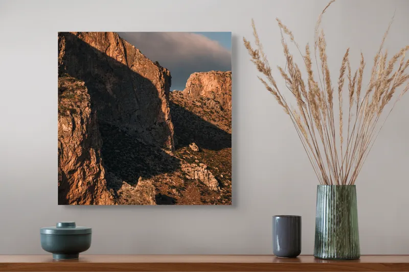 Tablou Canvas, "Piatra roșie sub lumina apusului", Piatră, Umbre, Soare, Zonă, Culoare, Roci, Vegetație, Relief, Peisaj, Apus, 50 x 50 cm – poza 4