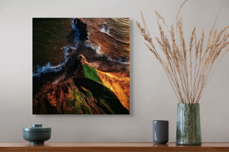 Tablou Canvas, "Colț de stâncă la apus", Scarpă, Apus, Ocean, Valuri, Roci, Vegetație, Contrast, Lumină, Natura., 50 x 50 cm – poza 4