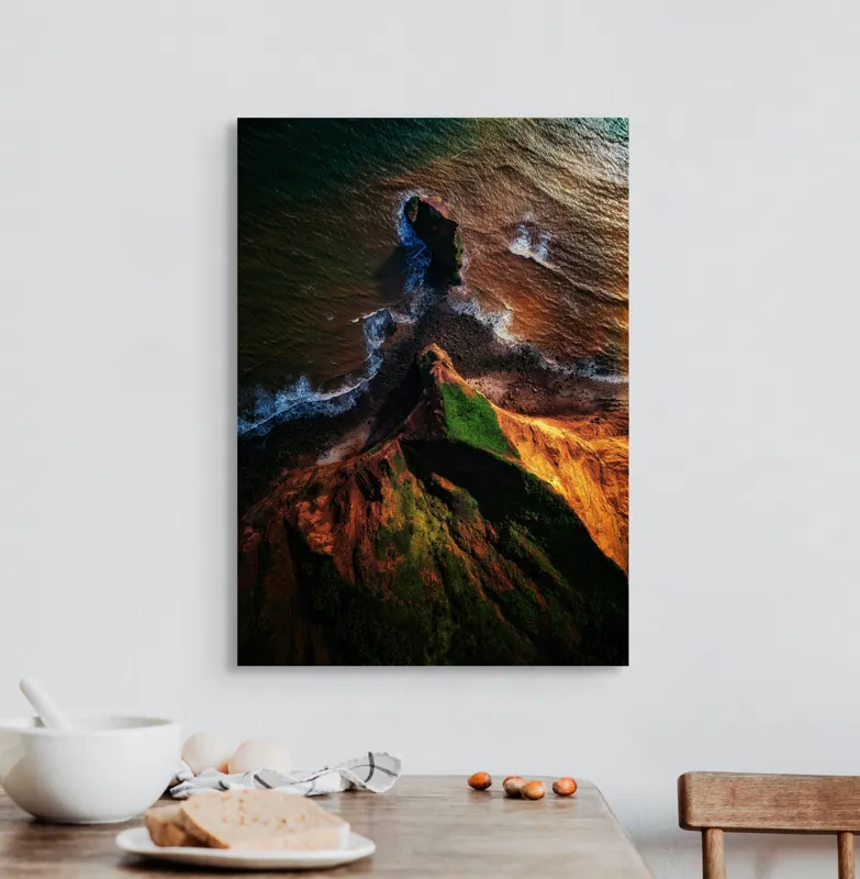 Tablou Canvas, "Colț de stâncă la apus", Scarpă, Apus, Ocean, Valuri, Roci, Vegetație, Contrast, Lumină, Natura., 50 x 70 cm – poza 3