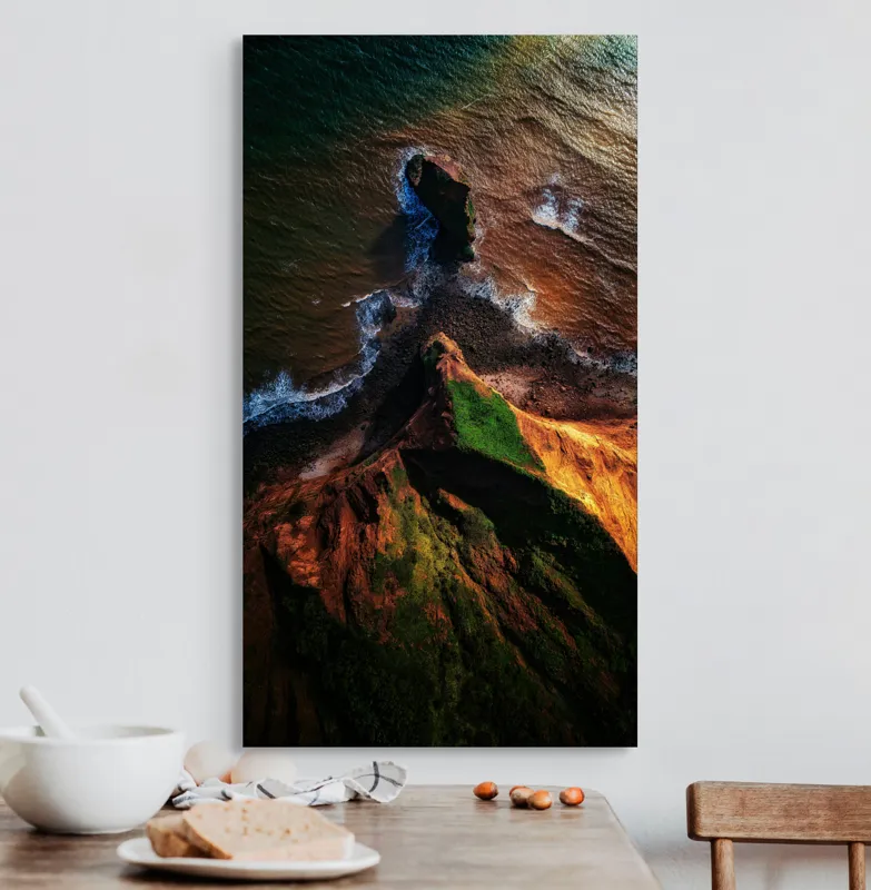 Tablou Canvas, "Colț de stâncă la apus", Scarpă, Apus, Ocean, Valuri, Roci, Vegetație, Contrast, Lumină, Natura., 50 x 90 cm – poza 3