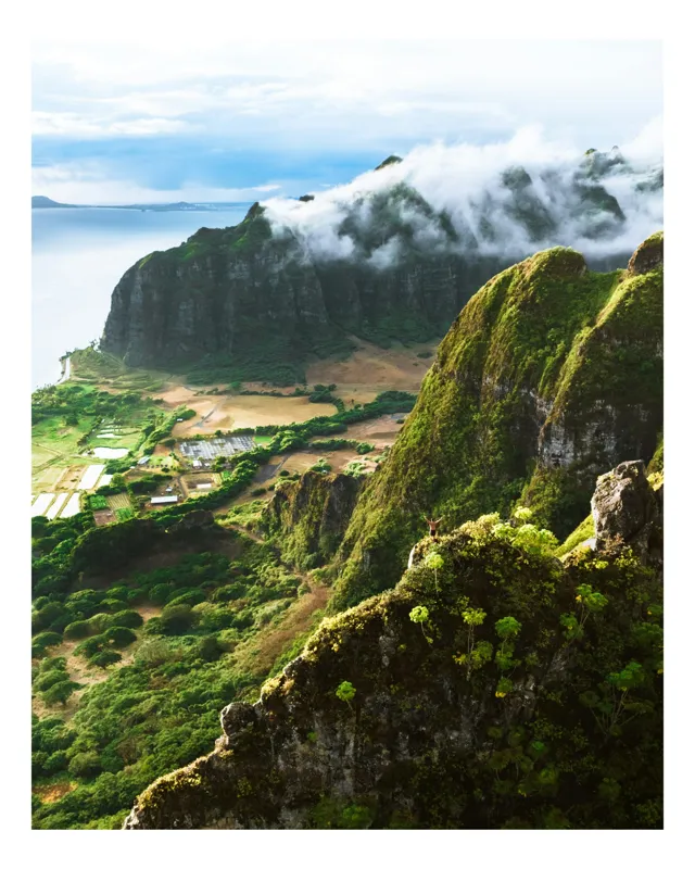 Tablou Canvas, "Vârfuri muntoase învăluite în ceață albăstruie", Norii, Stânci, Vegetație, Ocean, Vârfuri, Lumină, Vale, Peisaj, Natură, Măreție., 50 x 70 cm
