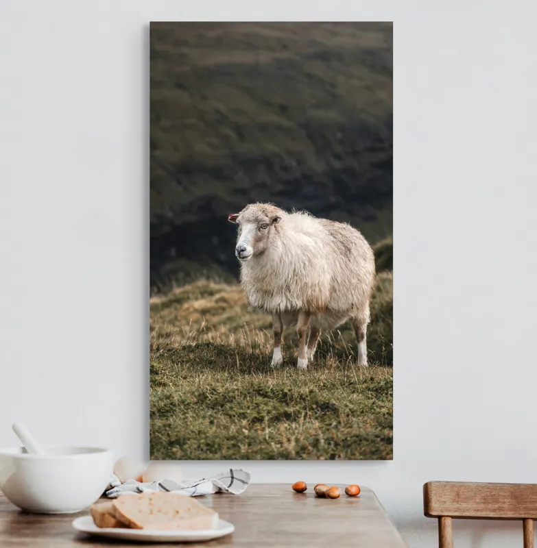 Tablou Canvas, "Oaia singuratică pe deal înverzit", Oaie, Blană, Verdeață, Coline, Cer, Natural, Singurătate, Calm, Pastoral, 50 x 90 cm – poza 3