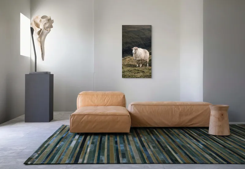 Tablou Canvas, "Oaia singuratică pe deal înverzit", Oaie, Blană, Verdeață, Coline, Cer, Natural, Singurătate, Calm, Pastoral, 50 x 90 cm – poza 5