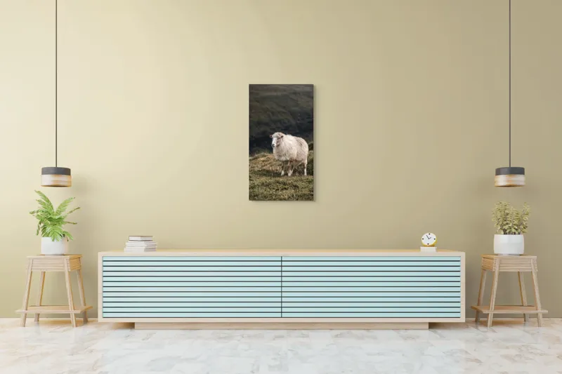 Tablou Canvas, "Oaia singuratică pe deal înverzit", Oaie, Blană, Verdeață, Coline, Cer, Natural, Singurătate, Calm, Pastoral, 50 x 90 cm – poza 6