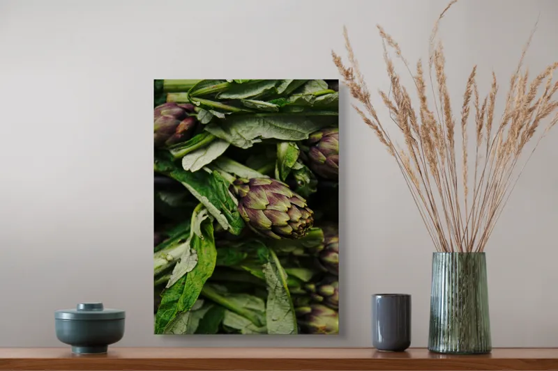 Tablou Canvas, "Anghinare proaspete în grădina de vară", Anghinare, Frunze, Verde, Purpuriu, Textură, Prospețime, Organice, 39 x 54 cm – poza 3