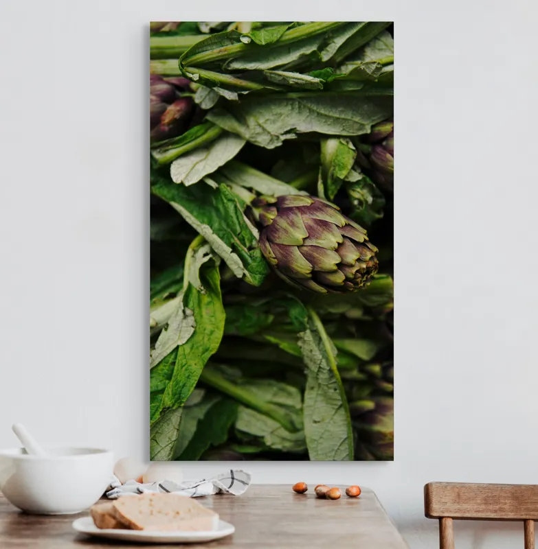 Tablou Canvas, "Anghinare proaspete în grădina de vară", Anghinare, Frunze, Verde, Purpuriu, Textură, Prospețime, Organice, 50 x 90 cm – poza 3