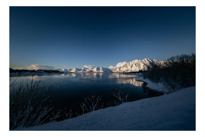 Tablou Canvas, "Întâlnirea iernii cu munții înzăpeziți", Munte, Zăpadă, Reflecție, Lumină, Cer, Apus, Apă, Tăcere, Frig, Natură, 100 x 70 cm