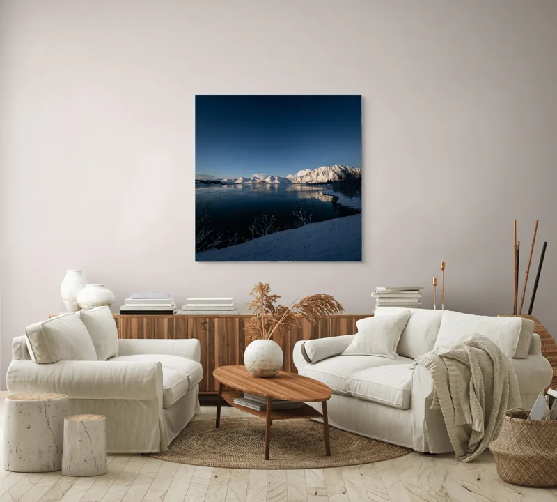 Tablou Canvas, "Întâlnirea iernii cu munții înzăpeziți", Munte, Zăpadă, Reflecție, Lumină, Cer, Apus, Apă, Tăcere, Frig, Natură, 100 x 100 cm – poza 3