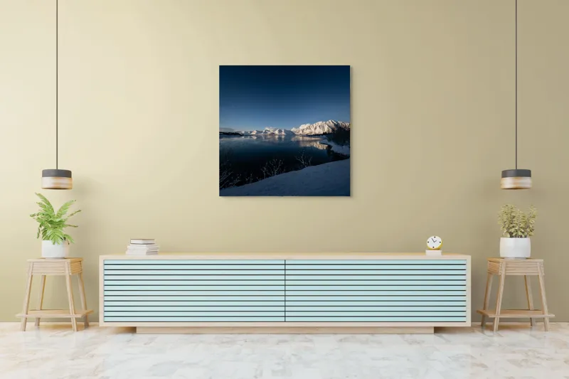 Tablou Canvas, "Întâlnirea iernii cu munții înzăpeziți", Munte, Zăpadă, Reflecție, Lumină, Cer, Apus, Apă, Tăcere, Frig, Natură, 100 x 100 cm – poza 5