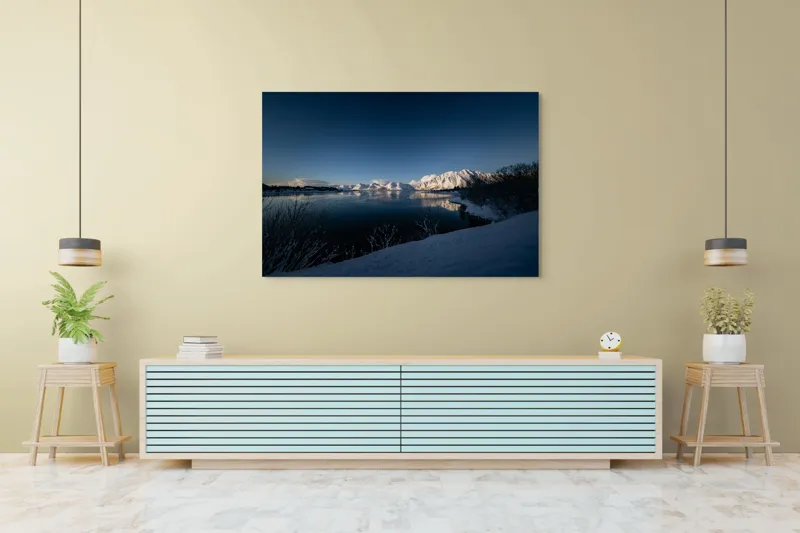 Tablou Canvas, "Întâlnirea iernii cu munții înzăpeziți", Munte, Zăpadă, Reflecție, Lumină, Cer, Apus, Apă, Tăcere, Frig, Natură, 150 x 100 cm – poza 6