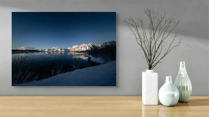 Tablou Canvas, "Întâlnirea iernii cu munții înzăpeziți", Munte, Zăpadă, Reflecție, Lumină, Cer, Apus, Apă, Tăcere, Frig, Natură, 70 x 50 cm – poza 3