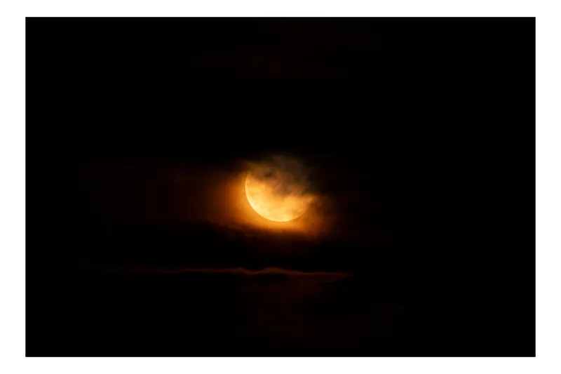 Tablou Canvas, "Luna printre nori întunecați", Lună, Mister, Noapte, Nori, Umbre, Lumină, Întuneric, Cer, 100 x 70 cm