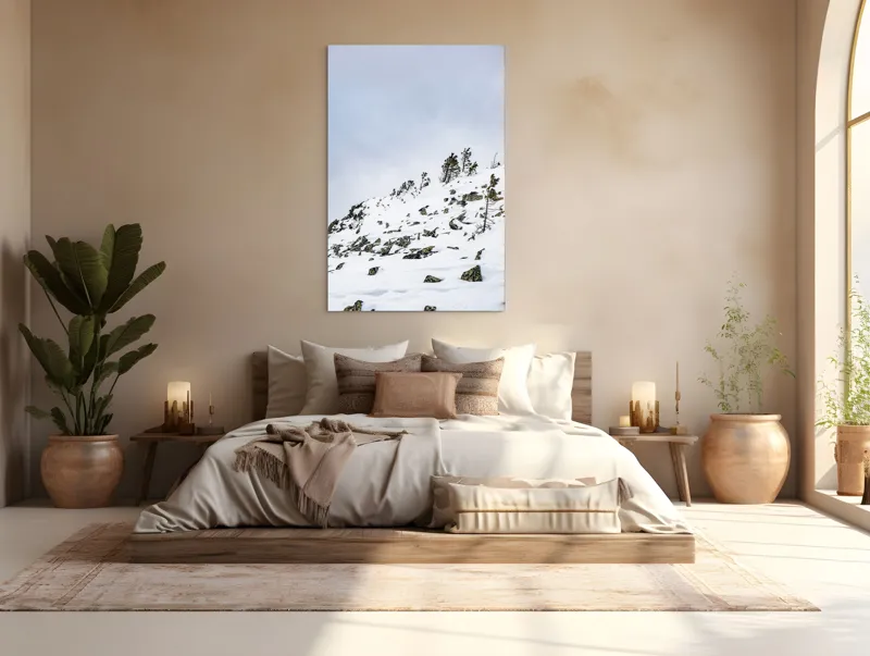 Tablou Canvas, "Pinii singuratici pe creasta înzăpezită", Zăpadă, Cer, Copaci, Stânci, Natură, Iarnă, Vânt, Deal, 100 x 150 cm – poza 3
