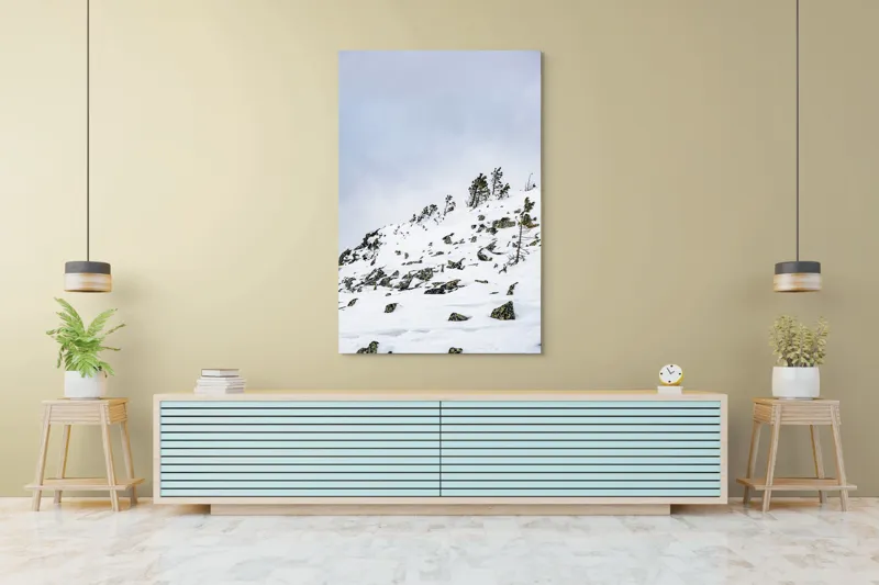 Tablou Canvas, "Pinii singuratici pe creasta înzăpezită", Zăpadă, Cer, Copaci, Stânci, Natură, Iarnă, Vânt, Deal, 100 x 150 cm – poza 4