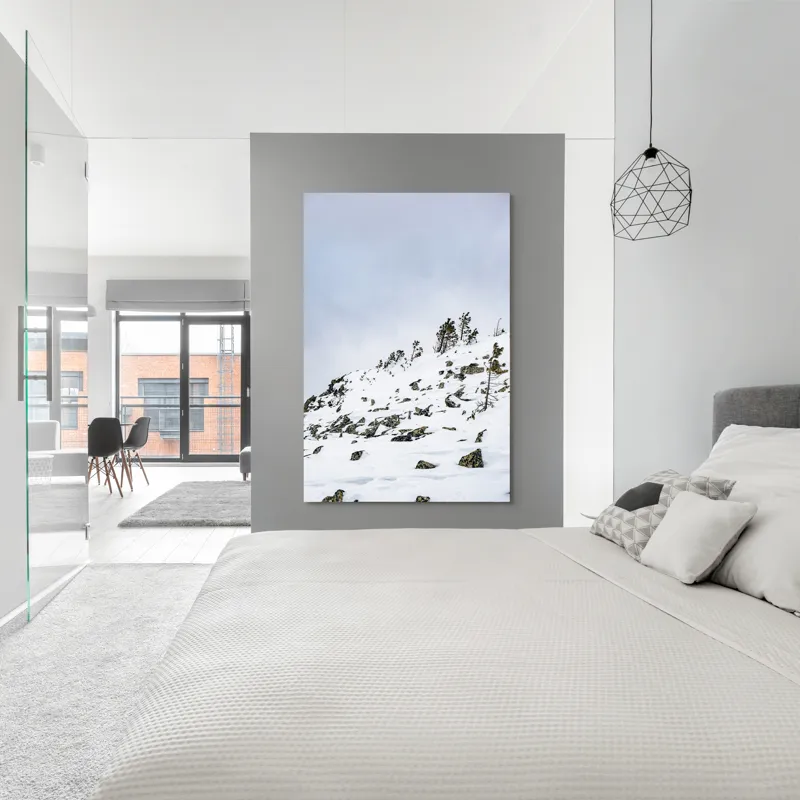 Tablou Canvas, "Pinii singuratici pe creasta înzăpezită", Zăpadă, Cer, Copaci, Stânci, Natură, Iarnă, Vânt, Deal, 100 x 150 cm – poza 5