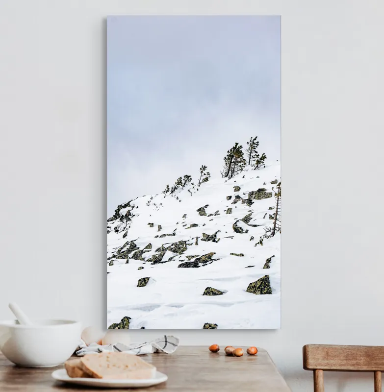 Tablou Canvas, "Pinii singuratici pe creasta înzăpezită", Zăpadă, Cer, Copaci, Stânci, Natură, Iarnă, Vânt, Deal, 50 x 90 cm – poza 3