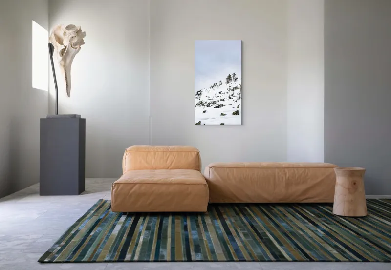 Tablou Canvas, "Pinii singuratici pe creasta înzăpezită", Zăpadă, Cer, Copaci, Stânci, Natură, Iarnă, Vânt, Deal, 50 x 90 cm – poza 5