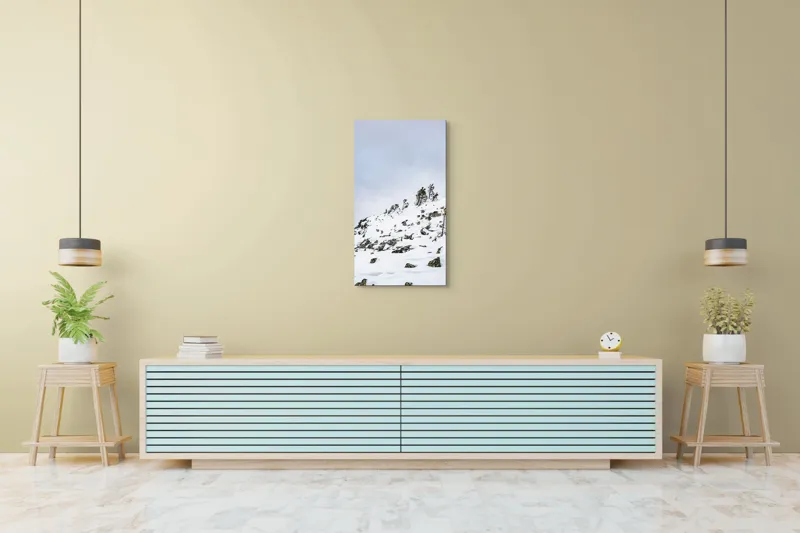 Tablou Canvas, "Pinii singuratici pe creasta înzăpezită", Zăpadă, Cer, Copaci, Stânci, Natură, Iarnă, Vânt, Deal, 50 x 90 cm – poza 6