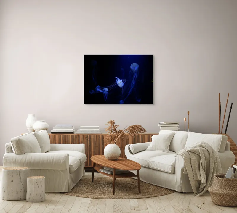 Tablou Canvas, "Dansul meduzelor în lumina albastră", Meduze, Albastru, Lumină, Acvatic, Misterios, 100 x 70 cm – poza 3