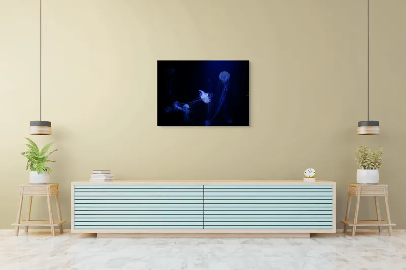 Tablou Canvas, "Dansul meduzelor în lumina albastră", Meduze, Albastru, Lumină, Acvatic, Misterios, 100 x 70 cm – poza 4