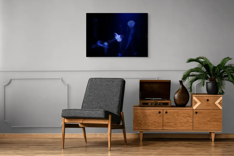 Tablou Canvas, "Dansul meduzelor în lumina albastră", Meduze, Albastru, Lumină, Acvatic, Misterios, 100 x 70 cm – poza 8