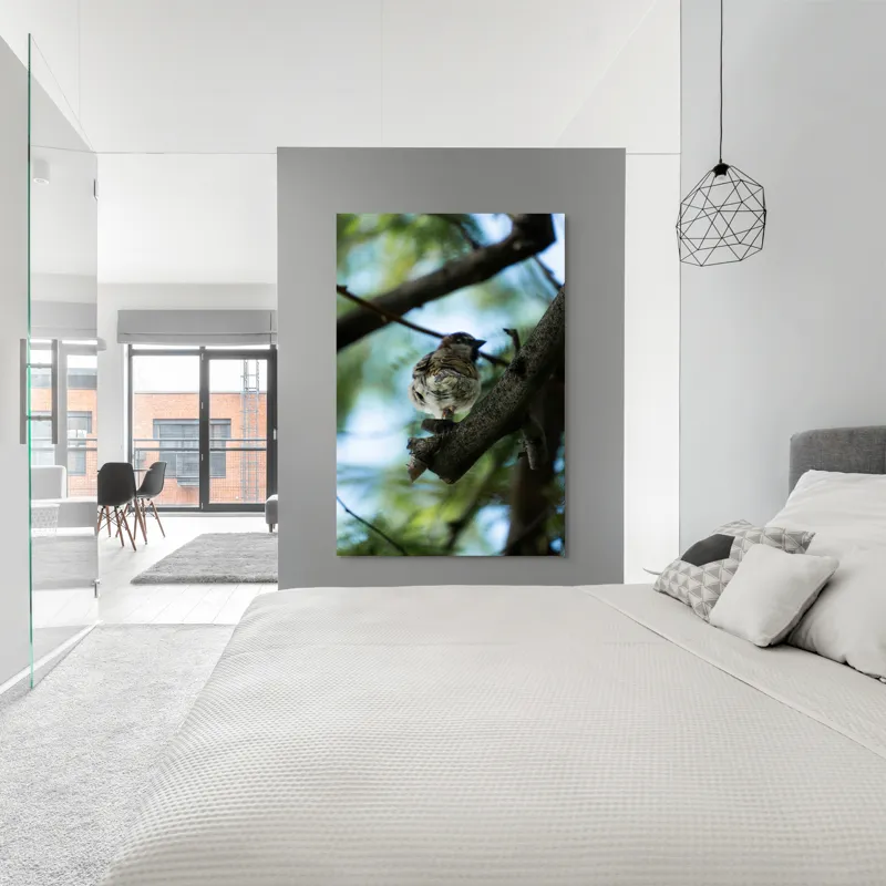 Tablou Canvas, "Vrăbiuța printre crengi verzi", Pasăre, Ramură, Frunze, Cer, Natură, Bokeh, 100 x 150 cm – poza 5
