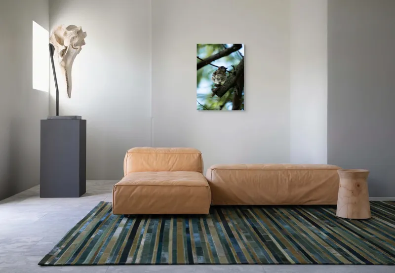 Tablou Canvas, "Vrăbiuța printre crengi verzi", Pasăre, Ramură, Frunze, Cer, Natură, Bokeh, 50 x 70 cm – poza 7