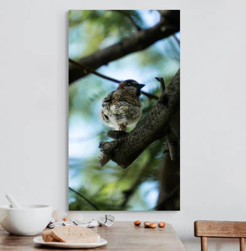 Tablou Canvas, "Vrăbiuța printre crengi verzi", Pasăre, Ramură, Frunze, Cer, Natură, Bokeh, 50 x 90 cm – poza 3