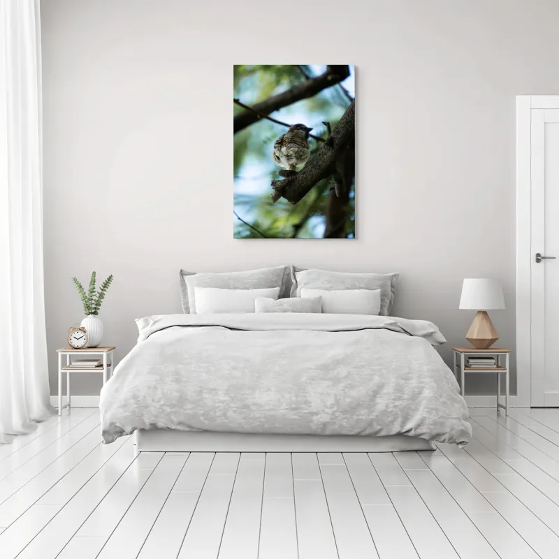 Tablou Canvas, "Vrăbiuța printre crengi verzi", Pasăre, Ramură, Frunze, Cer, Natură, Bokeh, 70 x 100 cm – poza 3