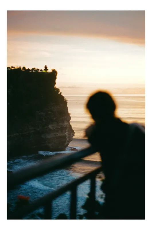 Tablou Canvas, "Apus pe marginea stâncii bătute de valuri", Nu știu cine este în imagine, dar pot descrie fotografia: Apus, Siluetă, Ocean, Stânci, Contemplare, Vedere, Orizont, Valuri., 100 x 100 cm