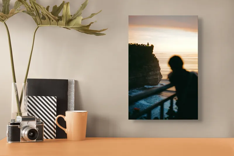 Tablou Canvas, "Apus pe marginea stâncii bătute de valuri", Nu știu cine este în imagine, dar pot descrie fotografia: Apus, Siluetă, Ocean, Stânci, Contemplare, Vedere, Orizont, Valuri., 26 x 39 cm – poza 3