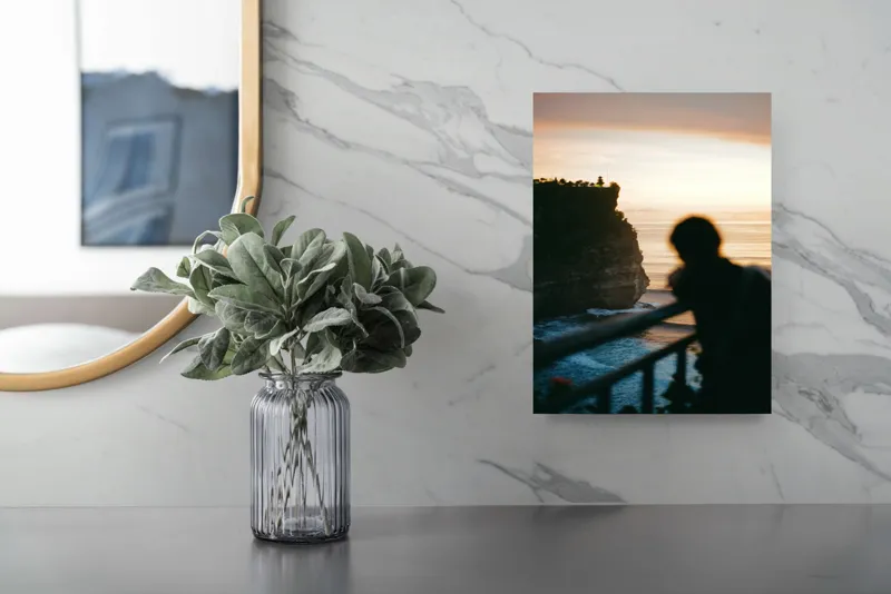 Tablou Canvas, "Apus pe marginea stâncii bătute de valuri", Nu știu cine este în imagine, dar pot descrie fotografia: Apus, Siluetă, Ocean, Stânci, Contemplare, Vedere, Orizont, Valuri., 26 x 39 cm – poza 4