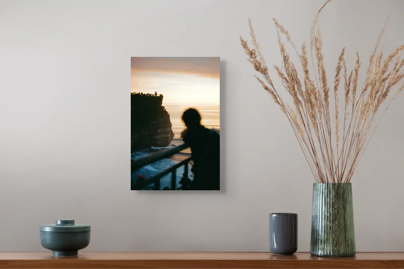 Tablou Canvas, "Apus pe marginea stâncii bătute de valuri", Nu știu cine este în imagine, dar pot descrie fotografia: Apus, Siluetă, Ocean, Stânci, Contemplare, Vedere, Orizont, Valuri., 26 x 39 cm – poza 5