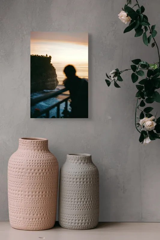Tablou Canvas, "Apus pe marginea stâncii bătute de valuri", Nu știu cine este în imagine, dar pot descrie fotografia: Apus, Siluetă, Ocean, Stânci, Contemplare, Vedere, Orizont, Valuri., 26 x 39 cm – poza 6