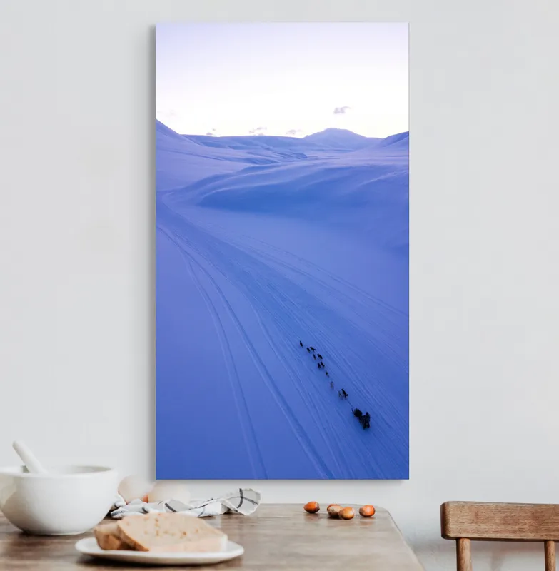 Tablou Canvas, "Sănii trase de câini în zori", Albastru, Întindere, Zăpadă, Sănii, Câini, Dealuri, Cer, Siluete, Peisaj, Trasee, Îndepărtat, 50 x 90 cm – poza 3