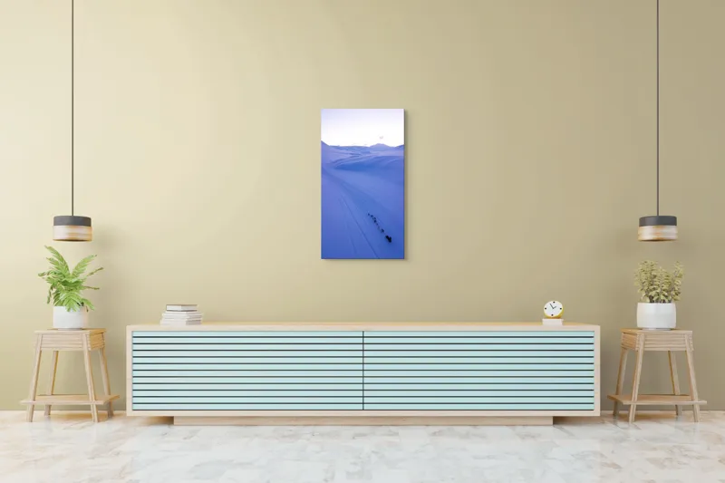 Tablou Canvas, "Sănii trase de câini în zori", Albastru, Întindere, Zăpadă, Sănii, Câini, Dealuri, Cer, Siluete, Peisaj, Trasee, Îndepărtat, 50 x 90 cm – poza 6