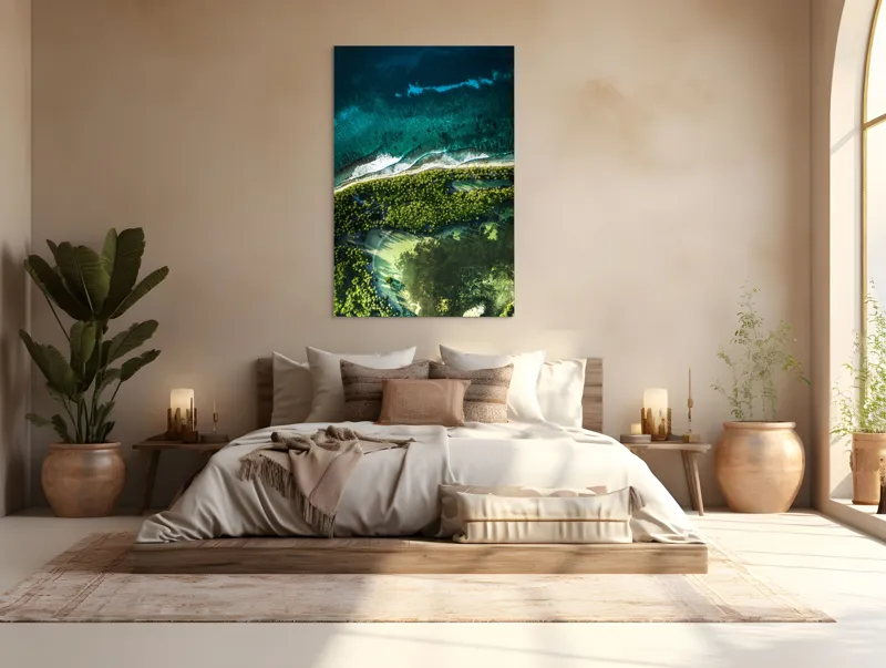 Tablou Canvas, "Laguna ascunsă în pădurea tropicală", Ocean, Valuri, Pădure, Vegetație, Uimitor, Albastru, Verde, Natură, Contrast, Peisaj, Aerial, Insulă, Frumusețe, Liniște, Splendoare, 100 x 150 cm – poza 3