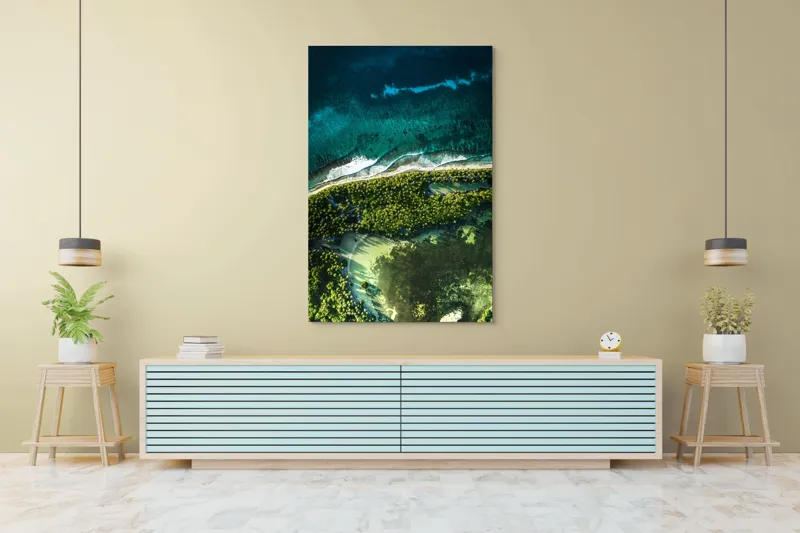 Tablou Canvas, "Laguna ascunsă în pădurea tropicală", Ocean, Valuri, Pădure, Vegetație, Uimitor, Albastru, Verde, Natură, Contrast, Peisaj, Aerial, Insulă, Frumusețe, Liniște, Splendoare, 100 x 150 cm – poza 4